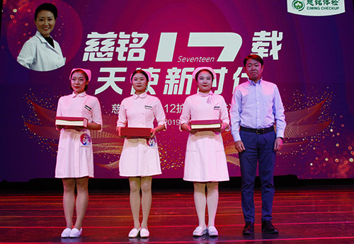北京公司常務(wù)副總經(jīng)理張碩為二等獎(jiǎng)獲得者——上地分院唐艷春、雍和宮分院康延飛頒獎(jiǎng)圖片.jpg