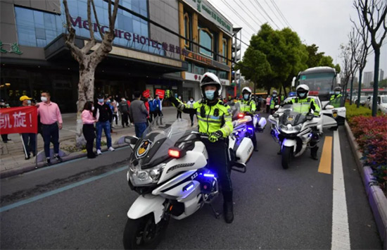3武漢市市民、志愿者向援鄂醫(yī)療隊(duì)表示最誠摯的感謝.jpg