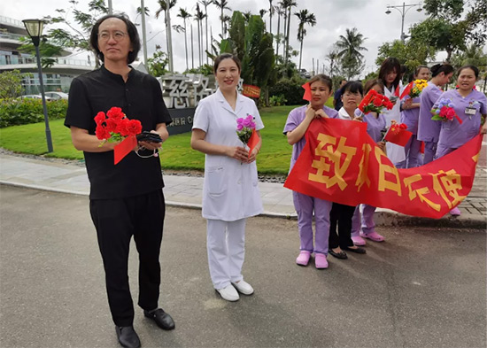 12胡波書記迎接在海南博鰲迎接醫(yī)療隊(duì)員凱旋.jpg